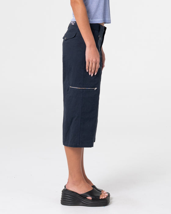 woman-wearing-it-gyrl-low-rise-capri-cargo-pant-in-navy-blue