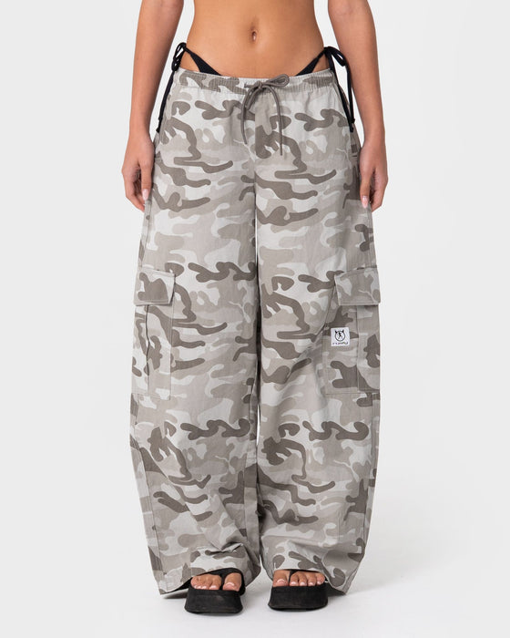 woman-wearing-maddy-camo-low-rise-elastic-pant-in-ultimate-grey
