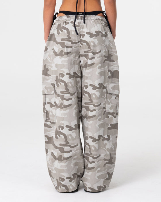 woman-wearing-maddy-camo-low-rise-elastic-pant-in-ultimate-grey
