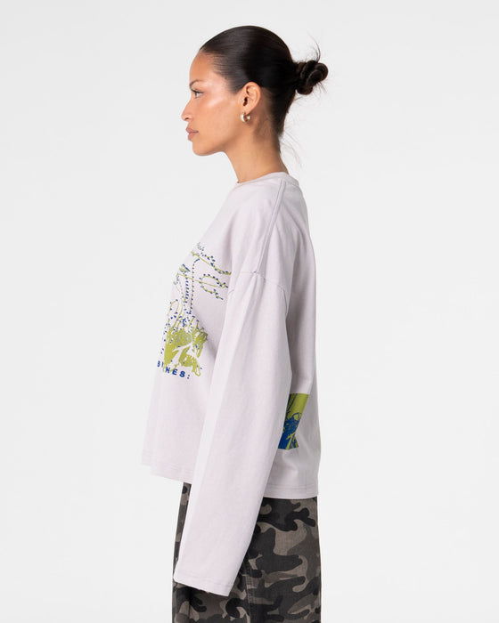 woman-wearing-coco-long-sleeve-relaxed-tee-in-oyster-grey