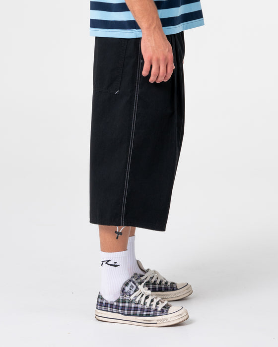 man-wearing-mamba-3-4-baggy-short-in-black