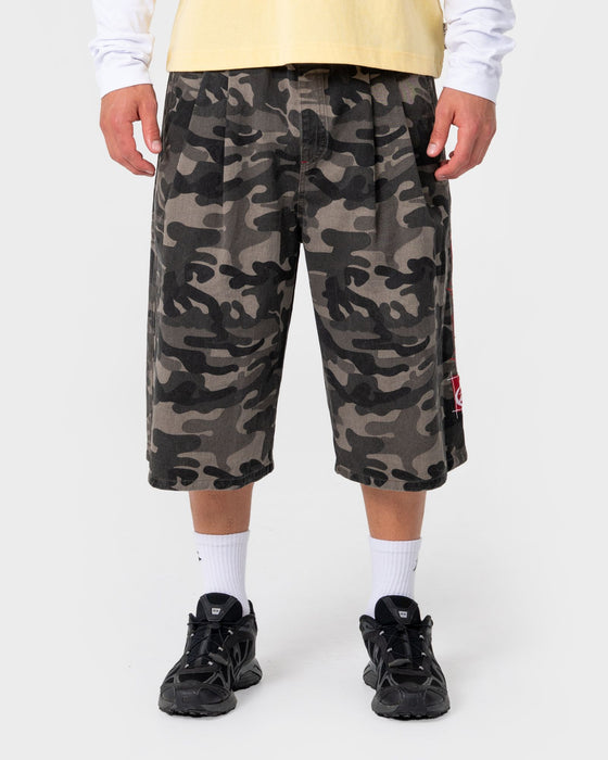 man-wearing-bushwacka-3-4-short-in-carbon