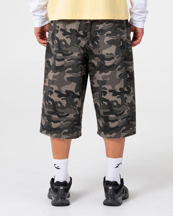 man-wearing-bushwacka-3-4-short-in-carbon