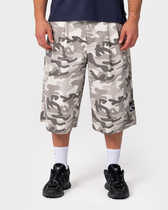 man-wearing-bushwacka-3-4-short-in-snow