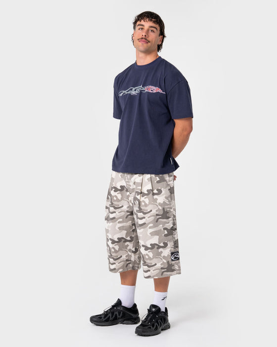 man-wearing-bushwacka-3-4-short-in-snow