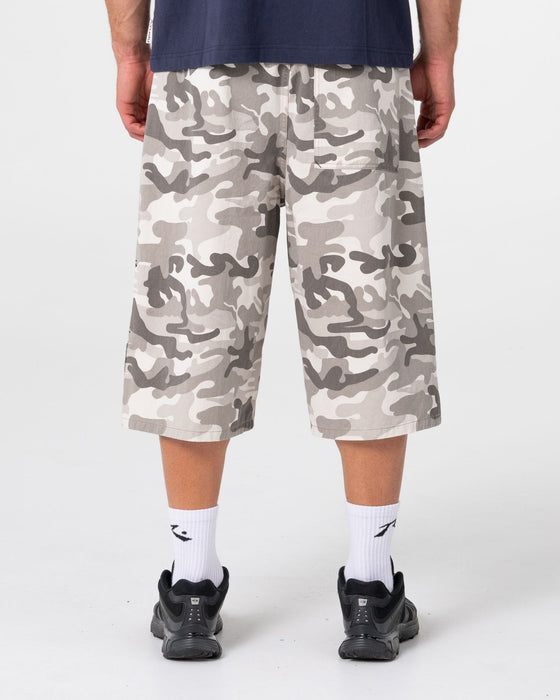 man-wearing-bushwacka-3-4-short-in-snow