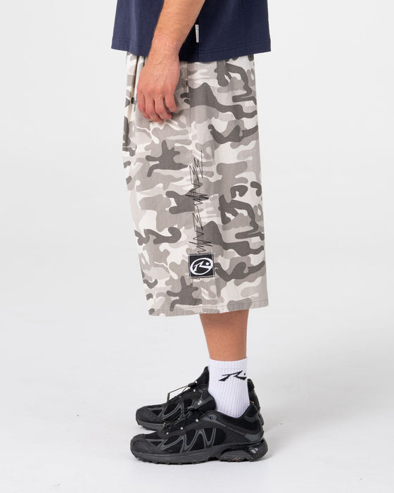 man-wearing-bushwacka-3-4-short-in-snow