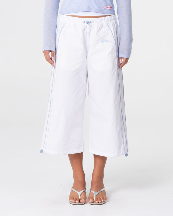 woman-wearing-off-duty-wide-leg-capri-pant-in-off-white