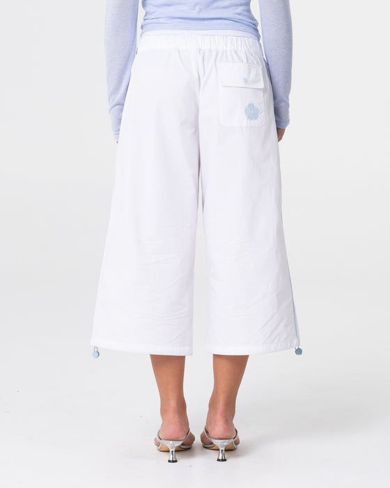 woman-wearing-off-duty-wide-leg-capri-pant-in-off-white