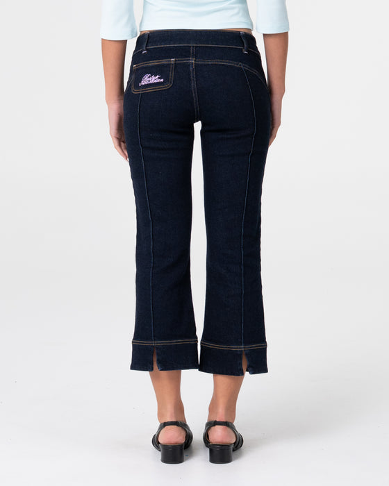 woman-wearing-muse-me-kick-capri-jean-in-raw-dawg-blue