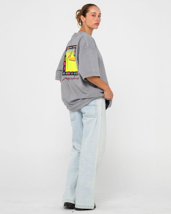 man-wearing-heritage-tee-in-washed-grey