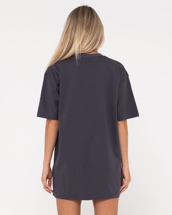 woman-wearing-star-burst-tee-dress-in-coal