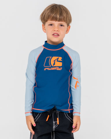 Boy wearing Y2shay Long Sleeve Surf Top Runts in Navy / Grey