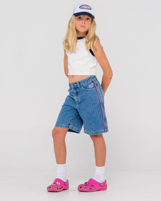 Girl wearing Flip Girl Low Rise Wide Leg Denim Jort in Sea Blue/Fuchsia