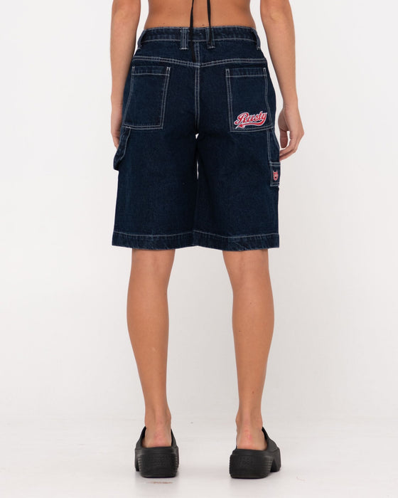 woman-wearing-billie-low-rise-carpenter-jort-in-deep-blue
