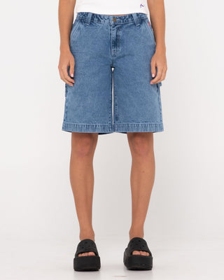 Woman wearing Billie Low Rise Carpenter Jort in Middy Blue