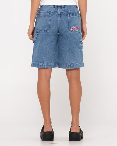 Woman wearing Billie Low Rise Carpenter Jort in Middy Blue