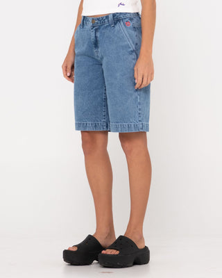 Woman wearing Billie Low Rise Carpenter Jort in Middy Blue