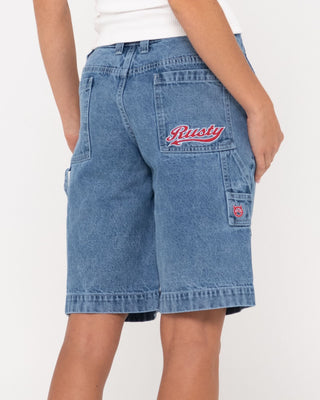 Woman wearing Billie Low Rise Carpenter Jort in Middy Blue