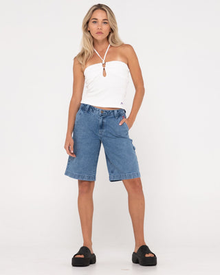 Woman wearing Billie Low Rise Carpenter Jort in Middy Blue