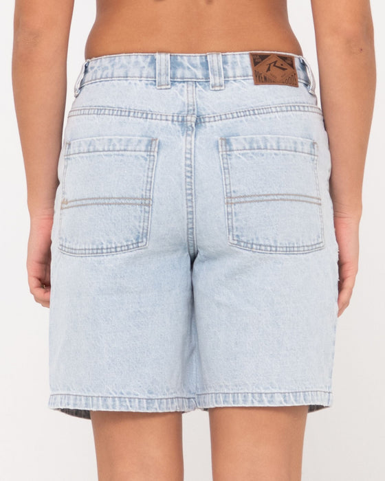 woman-wearing-high-volume-18-inch-denim-jort-in-sky-blue-heather