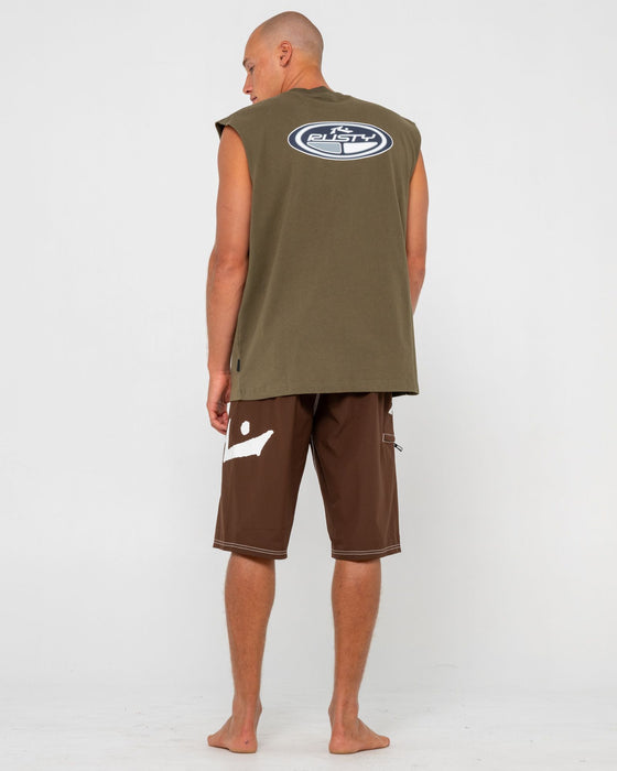 man-wearing-faden-heavy-boxy-muscle-in-savanna