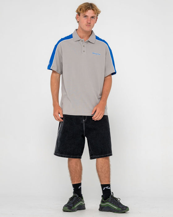 man-wearing-straight-shooter-short-sleeve-polo-in-ultimate-grey