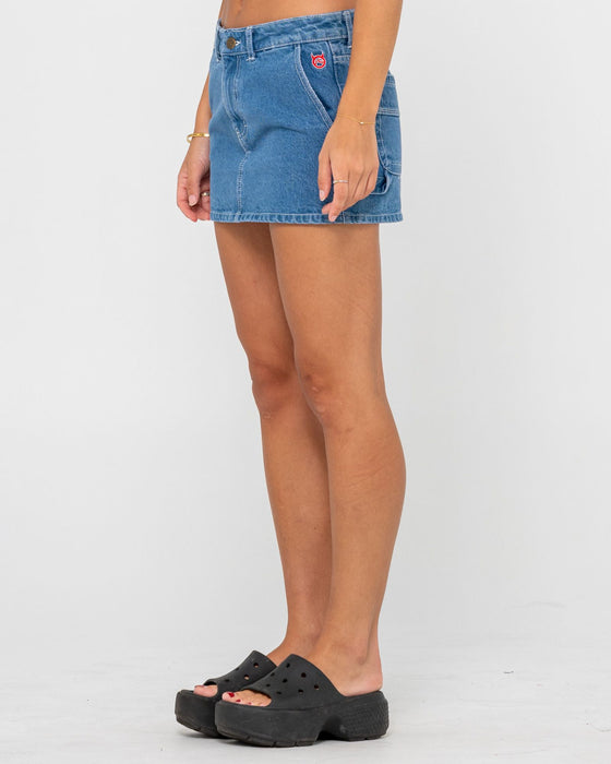 woman-wearing-billie-low-rise-denim-mini-skirt-in-middy-blue