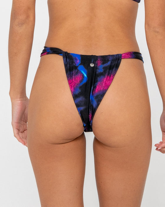 woman-wearing-amnesia-string-bikini-bottom-in-amnesia-print