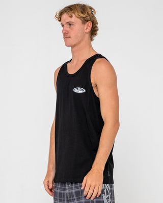 Man wearing Faden Tank in Black