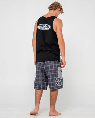 Man wearing Faden Tank in Black