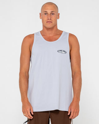 Man wearing Faden Tank in Smoke Blue