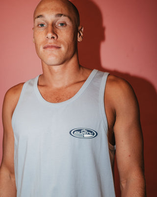 Man wearing Faden Tank in Smoke Blue