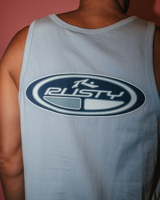 Man wearing Faden Tank in Smoke Blue