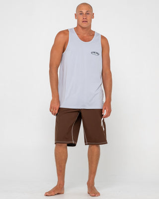 Man wearing Faden Tank in Smoke Blue