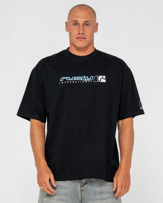 man-wearing-jetsetter-short-sleeve-tee-in-black