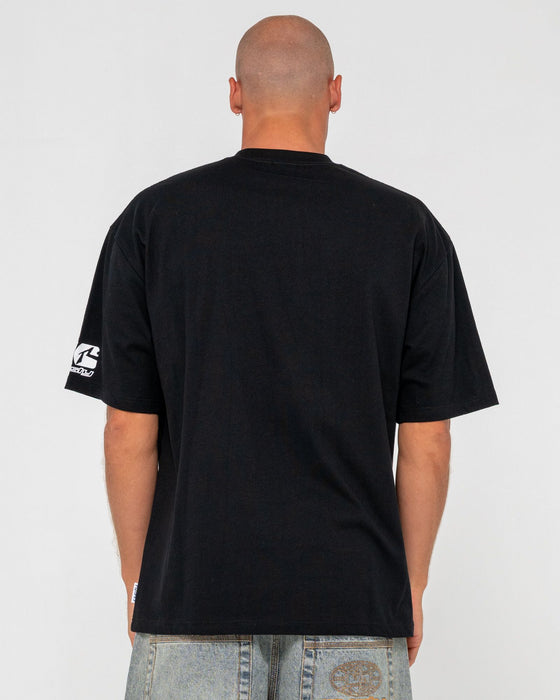 man-wearing-jetsetter-short-sleeve-tee-in-black