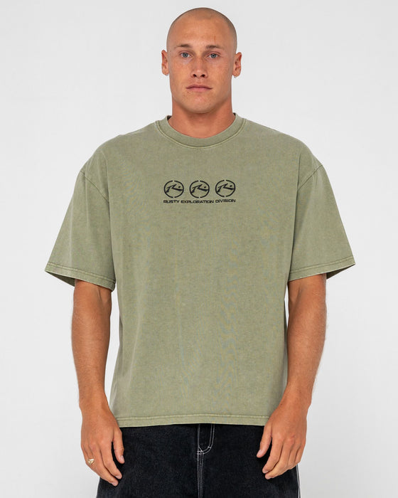 man-wearing-crusoe-wash-short-sleeve-tee-in-savanna