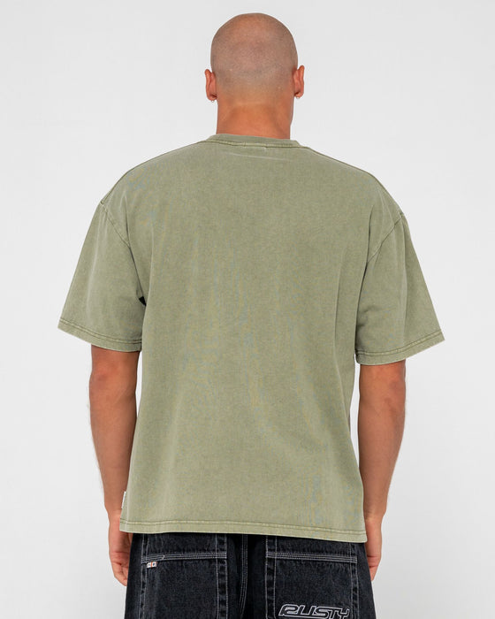 man-wearing-crusoe-wash-short-sleeve-tee-in-savanna