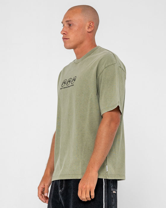 man-wearing-crusoe-wash-short-sleeve-tee-in-savanna