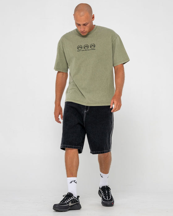 man-wearing-crusoe-wash-short-sleeve-tee-in-savanna