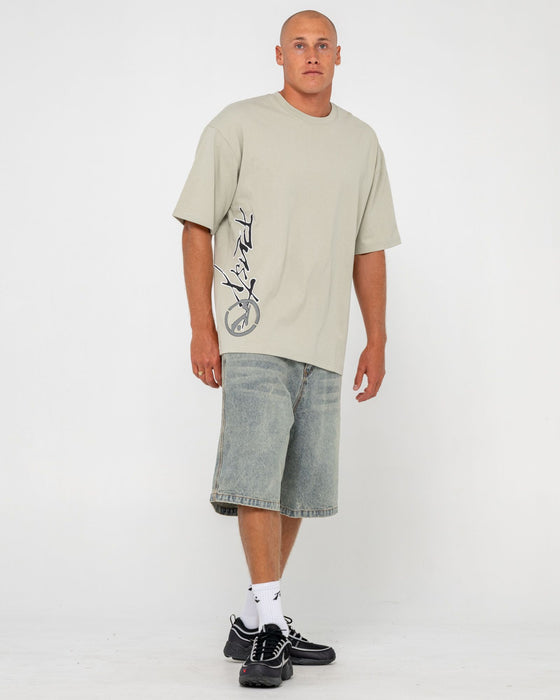 man-wearing-spraya-short-sleeve-tee-in-abbey-stone