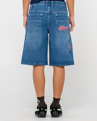 Woman wearing Billie Low Rise Carpenter Jort in Blasted Middy Blue