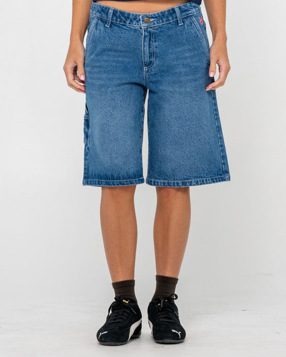 woman-wearing-billie-low-rise-carpenter-jort-in-blasted-middy-blue