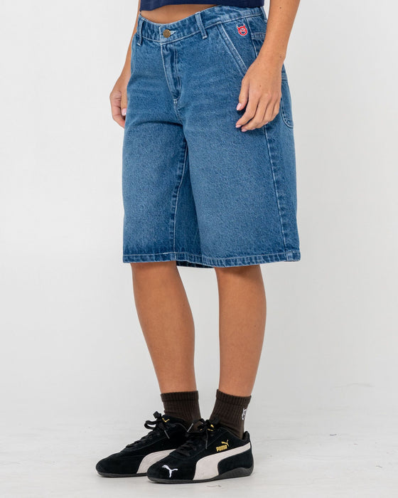 woman-wearing-billie-low-rise-carpenter-jort-in-blasted-middy-blue