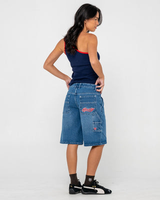 Woman wearing Billie Low Rise Carpenter Jort in Blasted Middy Blue