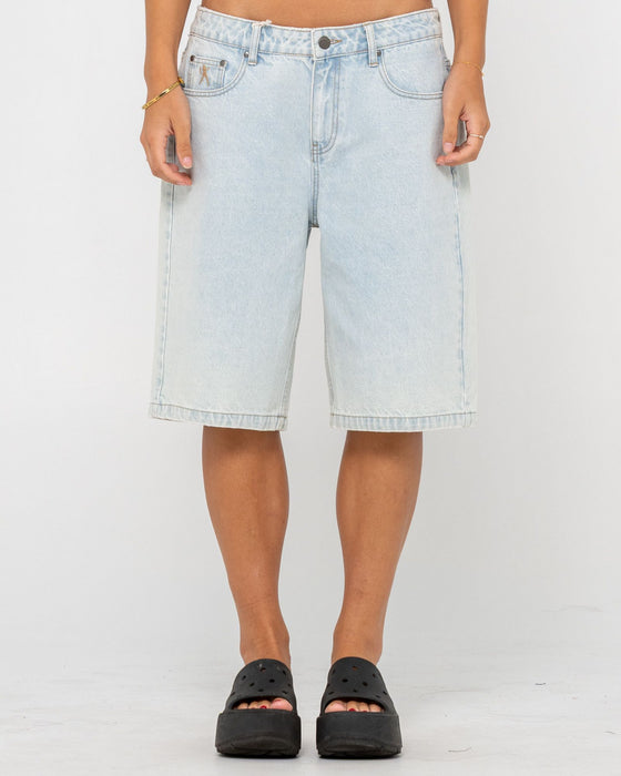 woman-wearing-bethany-baggy-low-rise-denim-jort-in-sky-blue-heather