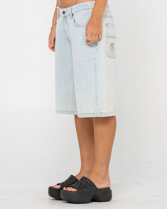 woman-wearing-bethany-baggy-low-rise-denim-jort-in-sky-blue-heather
