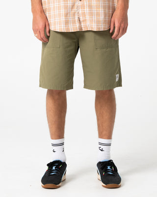 Man wearing Vapor Elastic Short in Savanna