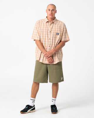 Man wearing Vapor Elastic Short in Savanna